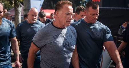 Schwarzenegger'e Uçan Tekmeli Saldırı Düzenlendi! O Anlar Kamerada