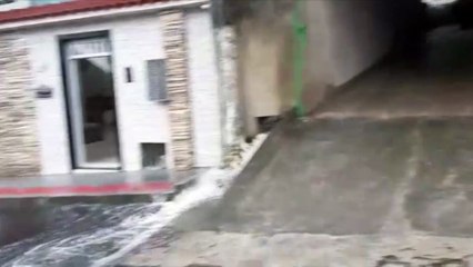 Carro é arrastado por enxurrada e invade casa