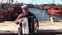 Serenata de acordeón en la banquina de pescadores de Mar del Plata