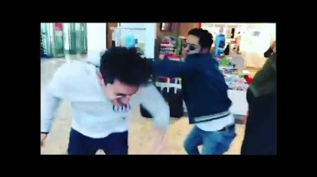 Jamel et Kev Adams rejouent le clash Booba/Kaaris à l'aéroport