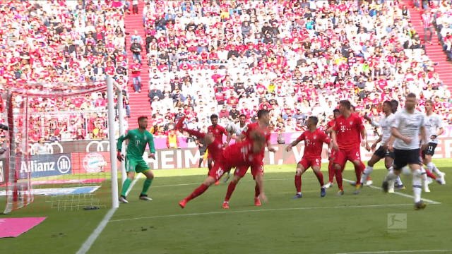 34e j. - Le Bayern bat l'Eintracht Francfort et s'offre le titre
