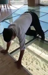 Yaşlı Adam 240 Metre Yükseklikte Emekleyerek Yürüdü