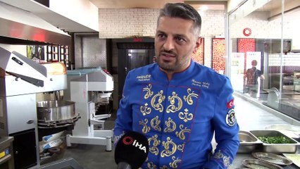 4 farklı bölgenin malzemelerini közün üzerinde birleştirdi...Boşnak böreğinden özendi közde börek yapıyor