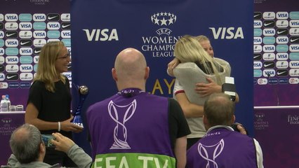 Download Video: LdC (F) - Ada Hegerberg reçoit le trophée de joueuse du match des mains de sa meilleure amie