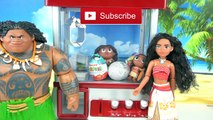 Moana VS  Maui Competencia de La Garra con Juguetes Sorpresa y Huevos Kinder