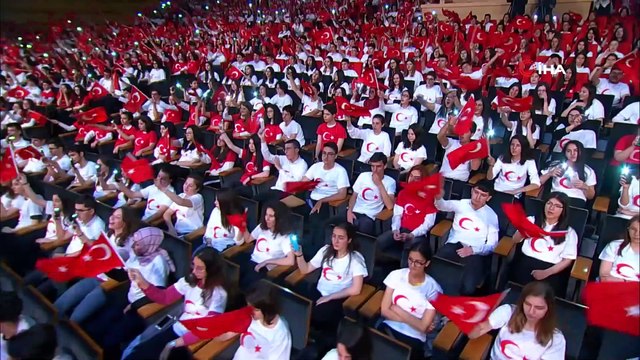 Binlerce öğrenci dünyaca ünlü tenor Murat Karahan'la Gençlik Marşı'nı seslendirdi