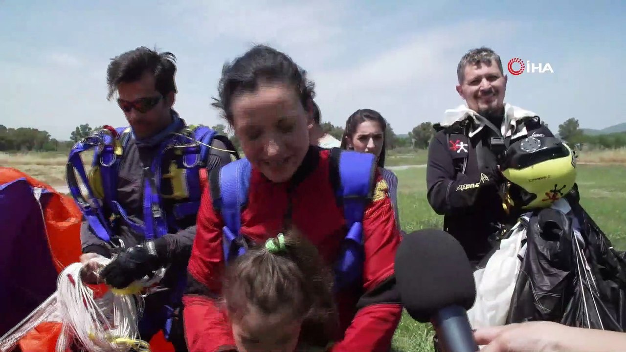 Hayko Cepkin ve Başkan Sengel, 19 Mayıs'a özel paraşütle atladı