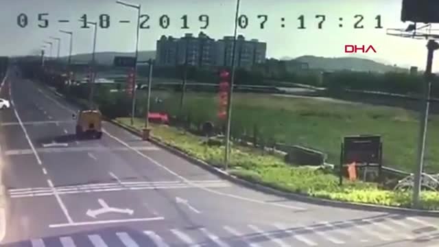 Dha Dış - Çin'de Savaş Uçağı Düştü.. O Anlar Güvenlik Kamerasında