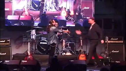 Ogün Sanlısoy sahneye davet etti, 'her şey çok güzel olacak' dedi