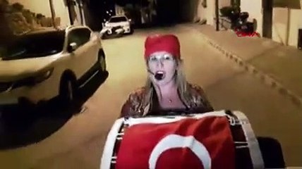 Kadın davulcudan sahur sürprizi: İzmir Marşı ile uyandırdı