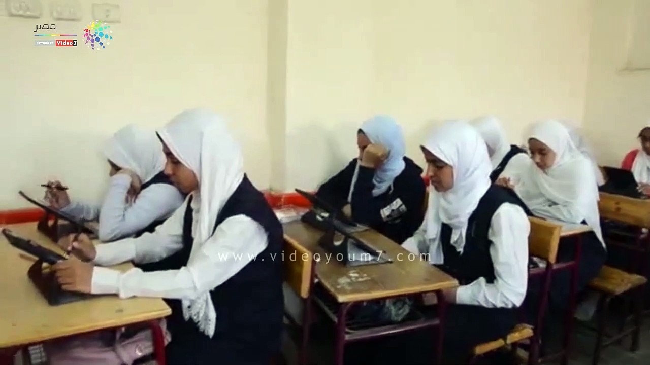 طلاب الصف الأول الثانوى بالأقصر يؤدون إمتحانات نهاية العام بـ"التابلت" (فيديو)