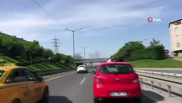 Sarıyer Ayazağa'da inşaat malzemelerinin bulunduğu bir depoda yangın çıktı. Olay yerine çok sayıda itfaiye ekibi sevk edilirken, yangının dumanları kilometrelerce uzaktan görüldü.