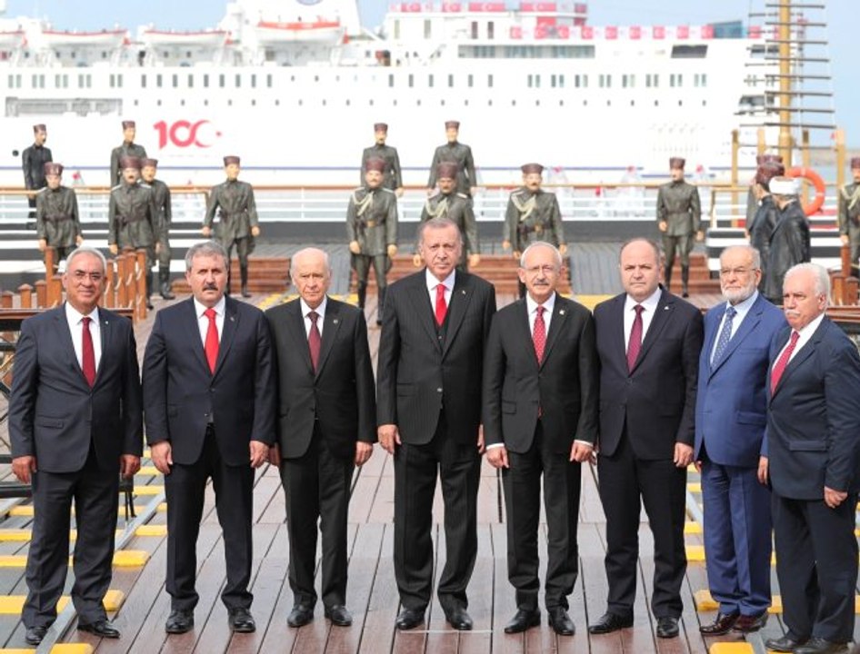 Samsun'da 19 Mayıs Kutlamasına Damga Vuran "Birlik Pozu"