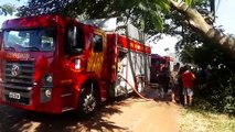 Casa é destruída por incêndio enquanto moradora estava em missa