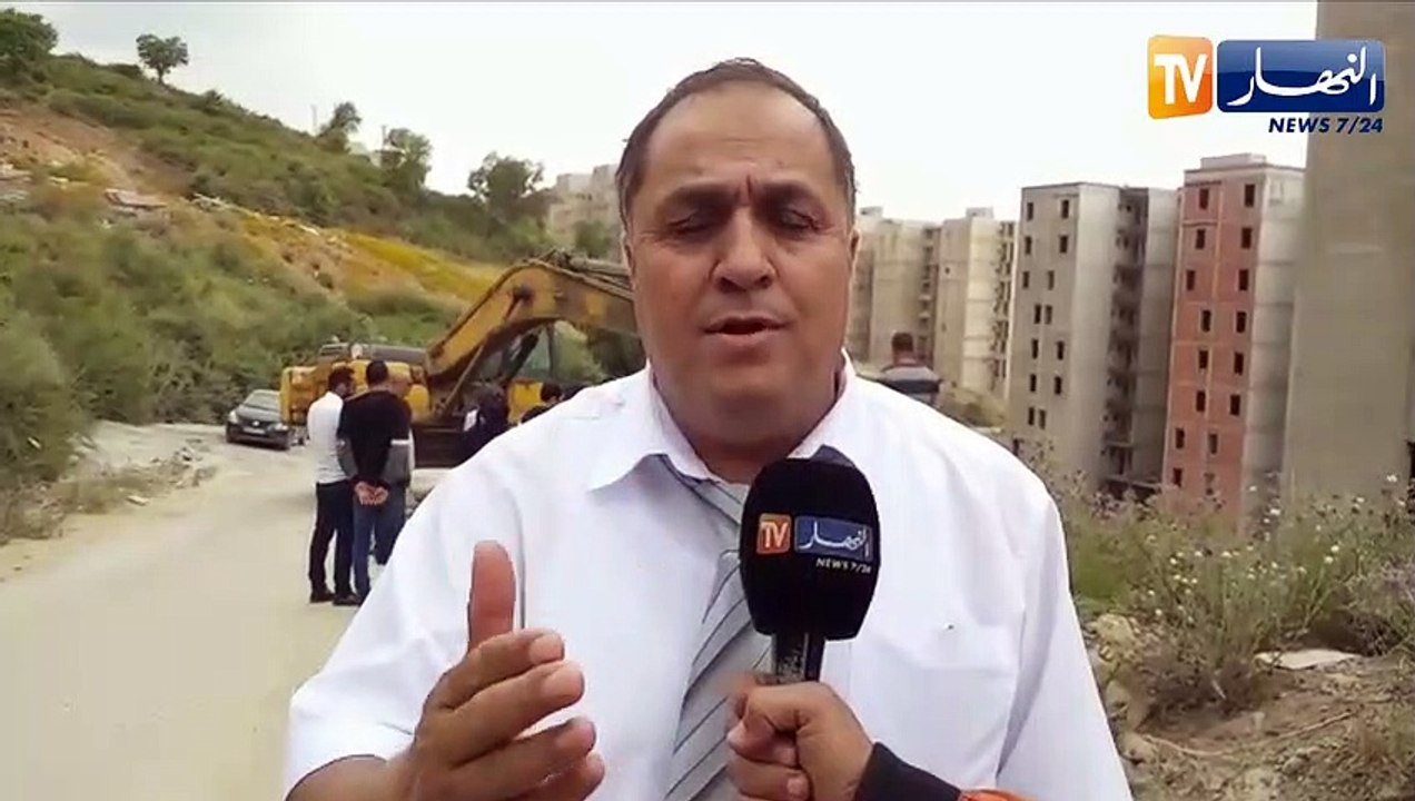 شاهد.. الأمطار والوزن الثقيل يتسببان في تشقق طر...