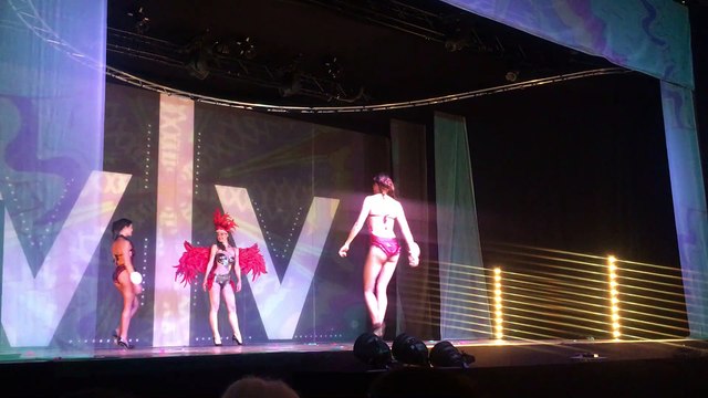 Le défilé en maillot de bain des candidates à Miss Rhône