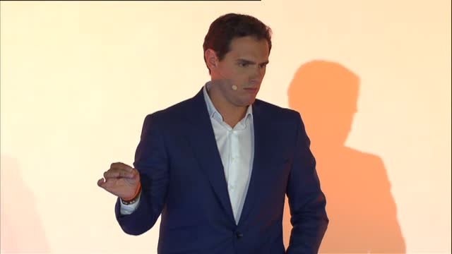 Rivera critica veladamente al PP: Jodido estás si tienes que esconder el logo de tu partido