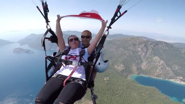 Türk Bayrakları Eşliğinde Uçan Paraşütlü Gençler 19 Mayıs'ı Kutladı