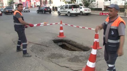 İstanbul- Üsküdar'da Yol Çöktü