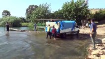 Hatay'da kuruyan derelerdeki balıklar kurtarıldı