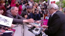 L'accueil d'Alain Delon par tous ses fans juste avant sa montée des marches - Cannes 2019