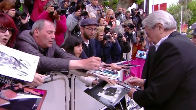 L'accueil d'Alain Delon par tous ses fans juste avant sa montée des marches - Cannes 2019