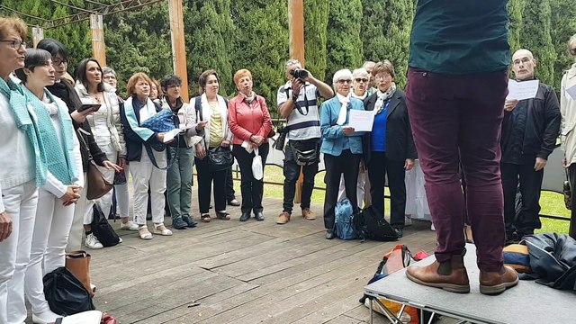 Les choristes apprennent à chanter en canon au festival du chant choral amateur de Montpellier