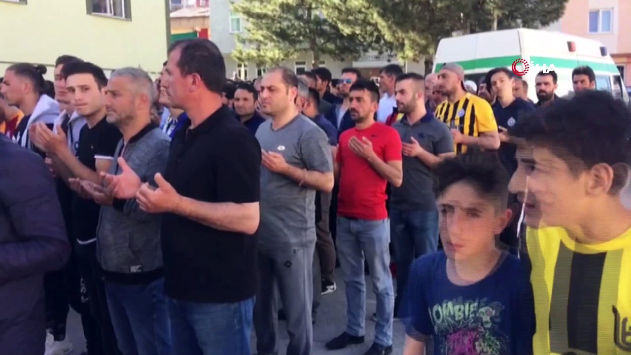 Traktör kazasında hayatını kaybeden genç futbolcu son yolculuğuna uğurlandı