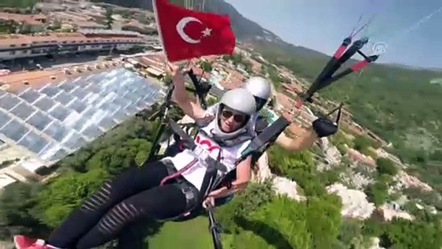 Türk bayrakları eşliğinde uçan paraşütlü gençler 19 Mayıs'ı kutladı - MUĞLA