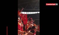 Galatasaray tribünlerinde 'Her şey çok güzel olacak' tezahüratları