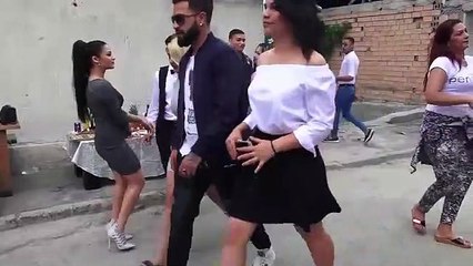 Düğününde Çok Tatlı Esmer Güzeli Tulumba Çekiyor