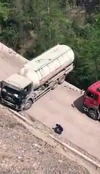Un chauffeur de camion courageux et talentueux fait un demi-tour au bord du précipice