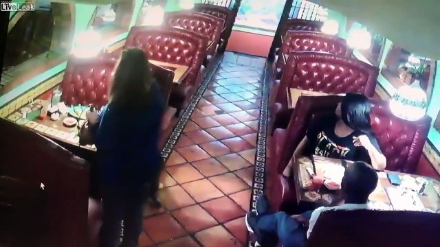 Une cliente vient voler les pourboires sur la table d'à côté au restaurant ! Prise en flagrant délit