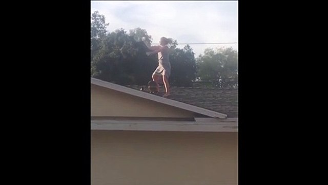 Elle fait du skate ivre sur le toit... Belle gamelle