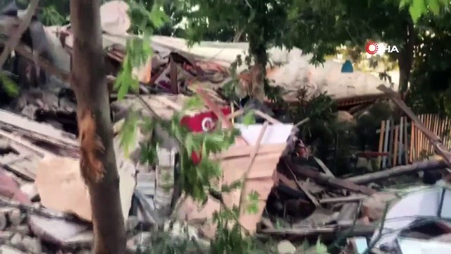 Dağdaki kaya kütlelerinin çökme anı kameraya saniye saniye yansıdı