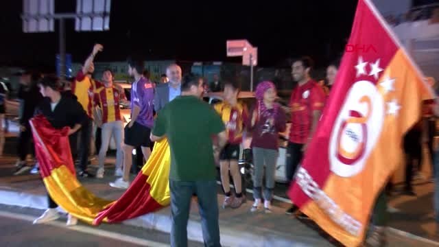 İstanbul-Galatasaraylı Taraftarlardan Fsm'de Şampiyonluk Kutlaması