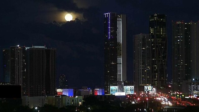 В небе взошла Голубая луна