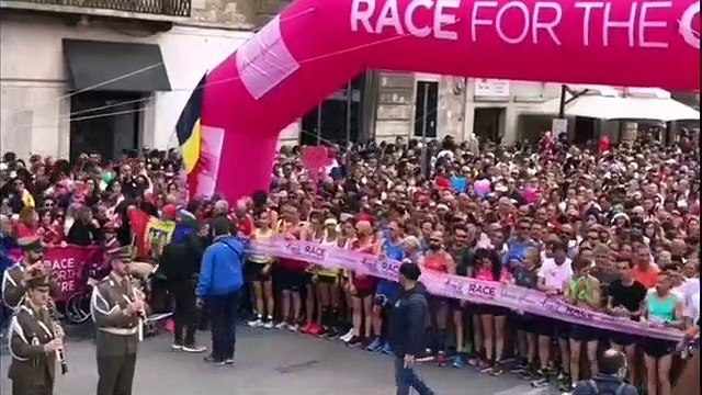 Bari: in 20mila corrono contro i tumori al seno - video
