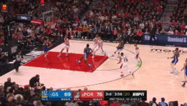 Bell slams home two-handed dunk in Warriors win