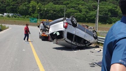 실습 다녀오다 차 뒤집혀...대학생 6명 부상 / YTN