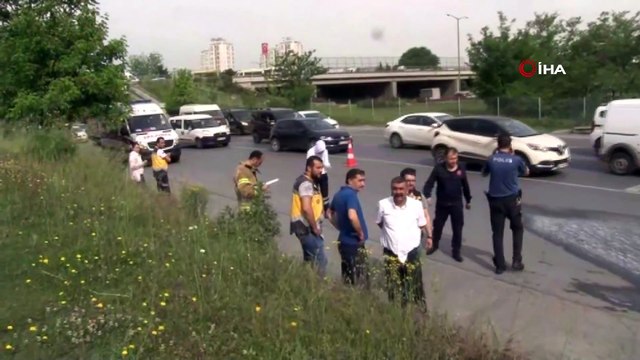 İkitelli TEM yan yolda seyir halindeki ambulans aniden alev aldı. Alevler içerisinde kalan ambulansa itfaiye ekipleri müdahale ederken bölgede trafik yoğunluğu oluştu.