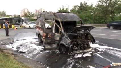 TEM an yolda ambulans alev aldı