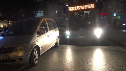 İstanbul- Avcılar'da Kavşakta Park Etti, Trafiği Kilitledi