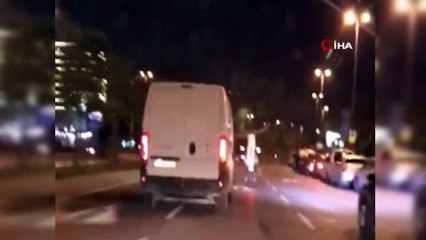 Motosikletli genç kızın ayakta tehlikeli yolculuğu kamerada