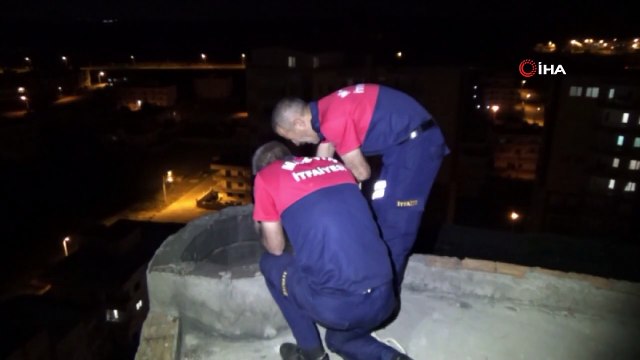 Kazan bacasına sıkışan güvercinin imdadına itfaiyeciler yetişti