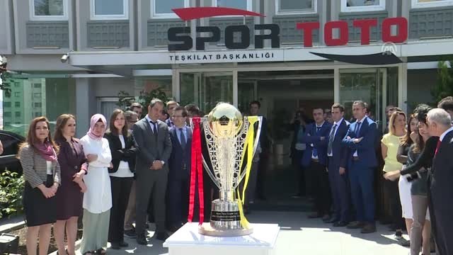 Galatasaray'ın Şampiyonluk Kupası İstanbul'a Gönderildi
