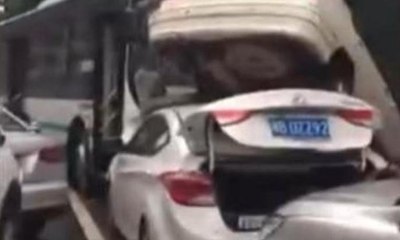 Çin'de otobüs kontrolden çıktı, 10 araç birbirine girdi