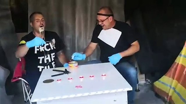 Pour son anniversaire, il fait manger à son ami un plat suédois dont l'odeur est insupportable