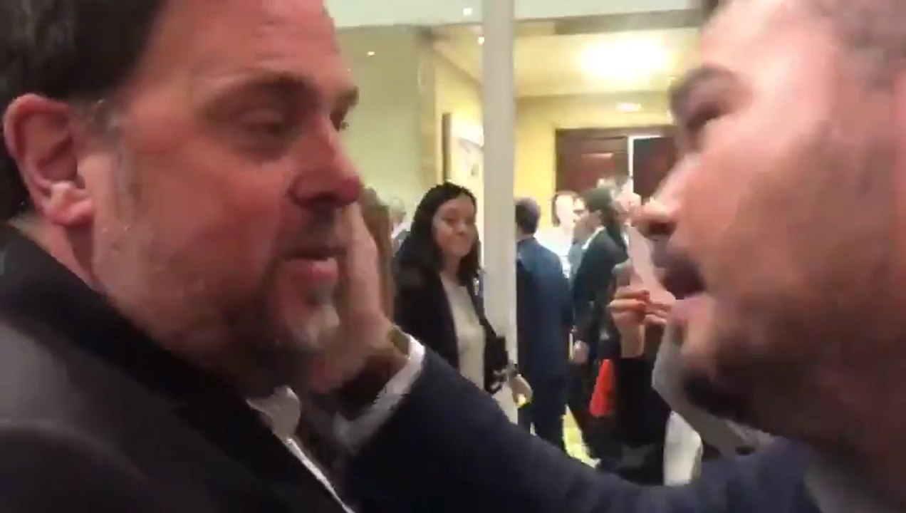 Gabriel Rufián y Oriol Junqueras se saludan en el Congreso