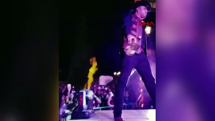 Sahnede korku dolu anlar; ünlü şarkıcının yüzü yandı!